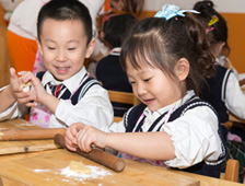 新天际幼儿园，老师正在给小甜心们上烹饪课