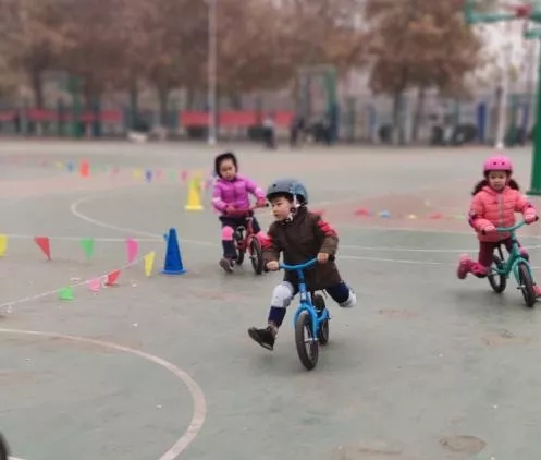 萌娃开跑！超燃的幼儿平衡车比赛，为追风的少年打Call！